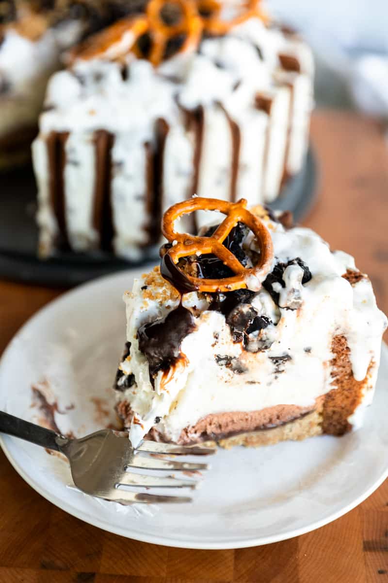 ice cream sandwich cake with peanuts